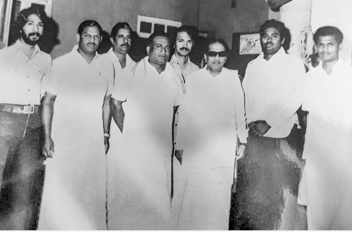 Udhaystalin's tweet photo. இளைஞர்களை ஒன்றிணைத்து இயக்கமாக்கி, தமிழர் உரிமை காக்கும் பேராயுதமாக கழகத்தை உருவாக்கினார் பேரறிஞர் அண்ணா. அவர் காட்டிய வழியில் உடன்பிறப்புகளுக்குக் கொள்கை உணர்வூட்டி கழகத்தை வளர்த்தெடுத்தார் ��ுத்தமிழறிஞர் கலைஞர். 

அவர்களின் நீட்சியாக, இயக்கத்திற்கான எதிர்காலம் குறித்த பெருங்கனவோடு, லட்சக்கணக்கான இளைஞர்களை அரசியல்மயப்படுத்திடும் பாசறையாக, நம் கழகத் தலைவர் @mkstalin அவர்களின் முன்னெடுப்பில் மதுரை ஜான்சி ராணி பூங்காவில் இதே நாளில்தான் @dmk_youthwing தொடங்கப்பட்டது. 

இத்தகைய வரலாற்றுப் பெருமைகள் நிறைந்த இளைஞர் அணியின் செயலாளராக அதன் பணிகளை ஒருங்கிணைப்பதில் பெருமை கொள்கிறேன��.   

கலைஞர் நூற்றாண்டில் உள்ளோம், நமக்கான கழகப் பணிகள் காத்திருக்கின்றன.
உண்மையான புதிய இந்தியாவை விடியச் செய்ய, கழகத் தலைவரின் கரங்களுக்கு 2024- தேர்தல் வெற்றியைக் கொண்டு சேர்த்திடும் வகையில் அயராது உழைத்திட இந்நாளில் உறுதியேற்போம்!
#DMKYouthwing