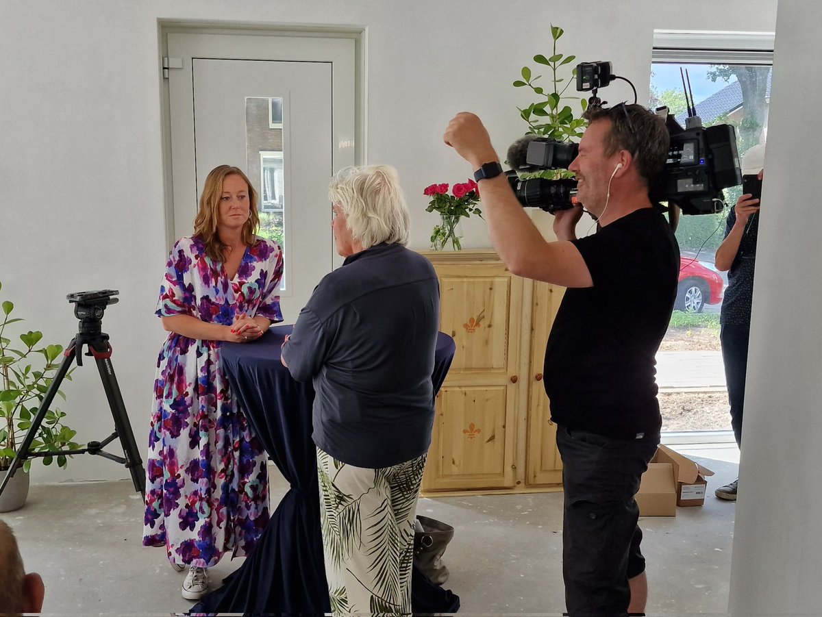 Deze week tv-team <a href="/RTVDrenthe/">RTV Drenthe</a> iov <a href="/OmroepMAX/">Omroep MAX</a> voor program #expeditieNL na de zomer. Ons 8e hof en 1e in N-Nederland in Emmen staat er mooi bij, ook al moeten alle hagen nog geplant worden. De mensen zoals overal stuiterend blij met ons concept, nr 9 &amp;. 10 zijn ook al in aanbouw.