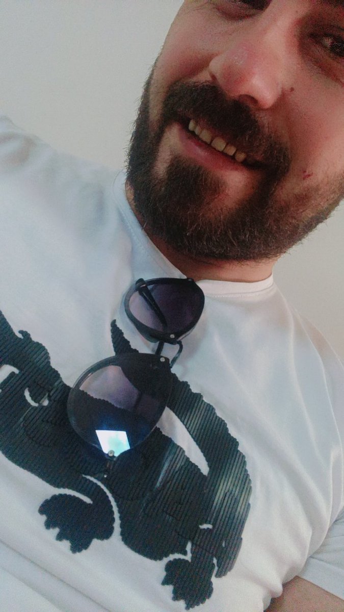 Siyah da beyazın zıttıdır ama yanına en çok o yakışır.