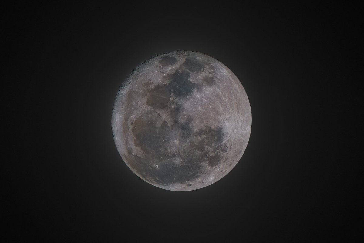 PascalHofikus's tweet photo. 99.8% of our moon📷️🌕️

See more photos + prints of my photography https://t.co/1ZR6Dy32fl

#astrophotography #astronomy #moon #teleskop #telescope
#williamoptics #sony #nightphotography #nachthimmel
#night #switzerland #bern
#supermoon #mond #mondfotografie
#moonphotography https://t.co/bjuQ6CQ6T7