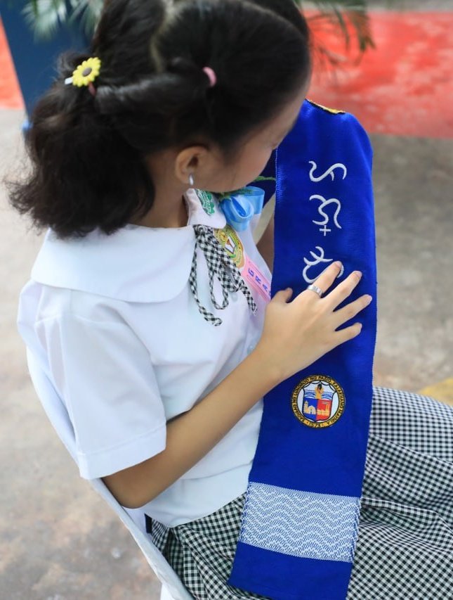 VicoSotto's tweet photo. CONGRATULATIONS to our 17K new graduates from the Pasig SDO's 39 ES & SHSs.

The LGU provided for various ceremony needs, but most remarkably, the "SABLAY". Inspired by the malong, this is a piece of clothing worn in graduations, instead of togas.

Mas PRAKTIKAL din ito: sa parehong presyo ng pag-renta ng toga, nakakapag pagawa tayo ng sablay na nagiging remembrance na rin ng mga nagsisipagtapos. Nakakapaglikha pa tayo ng trabaho- marami na ring na-train na Pasigueño na manghahabi.

–

TRIVIA: Pag binasa nang magkakasama ang mga karakter sa Baybayin, sagisag ng lungsod, at disenyo ng umaagos na tubig, ang ibig sabihin nito ay,

"UMAAGOS ANG PAG-ASA SA LUNGSOD NG PASIG".
