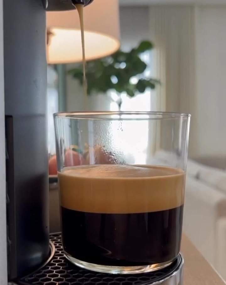 فنجان القهوة صباحاً 
هو الوحيد الذي يقف له 
القلب مبتسماً.. ☕    صباح الخير