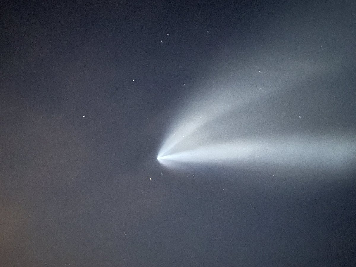 MistyOMorning's tweet photo. 🚀💫 Space-X Falcon 9 rocket launches 15 Starlink satellites from Vandenberg Air Force Base, CA. 
Watched launch from Rincon Beach, CA  
#SpaceX #Flacon9 #Starlink #RinconBeach  #VandenbergAirForceBase https://t.co/acc0BvjyZz