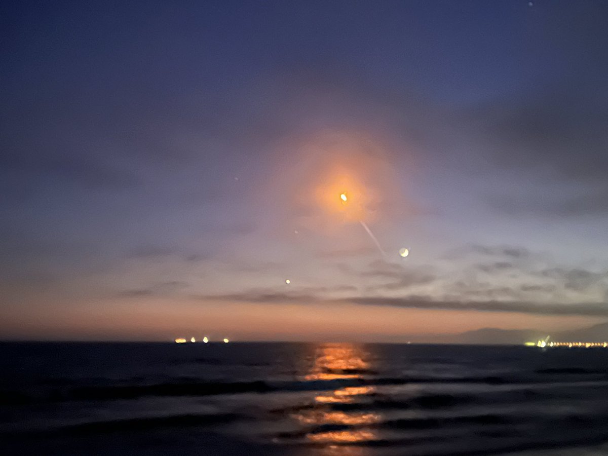 MistyOMorning's tweet photo. 🚀💫 Space-X Falcon 9 rocket launches 15 Starlink satellites from Vandenberg Air Force Base, CA. 
Watched launch from Rincon Beach, CA  
#SpaceX #Flacon9 #Starlink #RinconBeach  #VandenbergAirForceBase https://t.co/acc0BvjyZz
