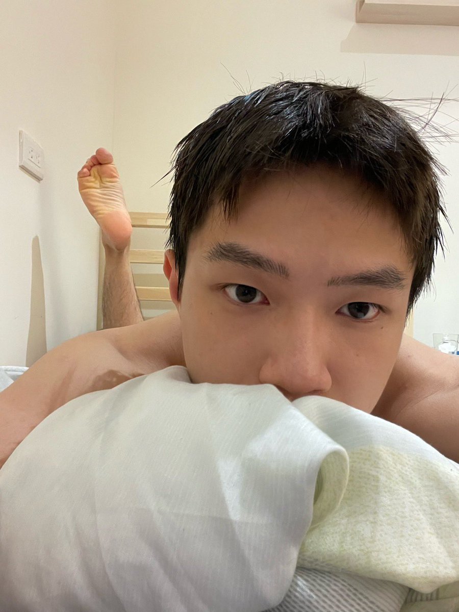 希望把你壓的喘不過氣的不是生活 是我
（附上調皮的腳）