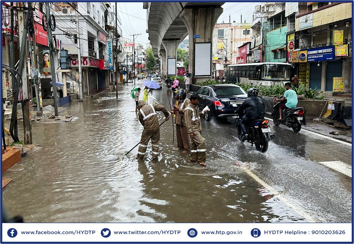 #HYDTPinfo
Panjagutta Traffic Police clearing the water logging by removing clog at DK road towards Ameerpet Y Jn.
<a href="/AddlCPTrfHyd/">P. VISWA PRASAD, IPS</a>