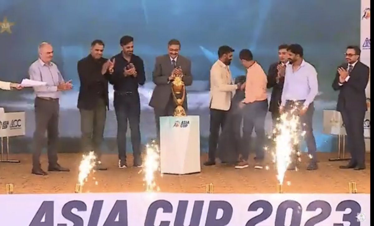 The chutiyas of @TheRealPCB reveal the #AsiaCup2023 trophy which is to be played in Sri Lanka. The biggest dumb chutiya is @WahabViki who can bend and lick anyone to get a few bucks. He can dance in the rain and walk in the flood water. https://t.co/bmgvaroWO0 https://t.co/De7NWByje3