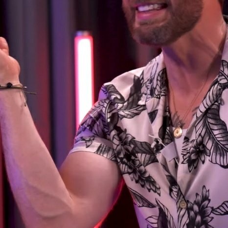 chrisevansfanuk's tweet image. That arm and neck on Chris Evans