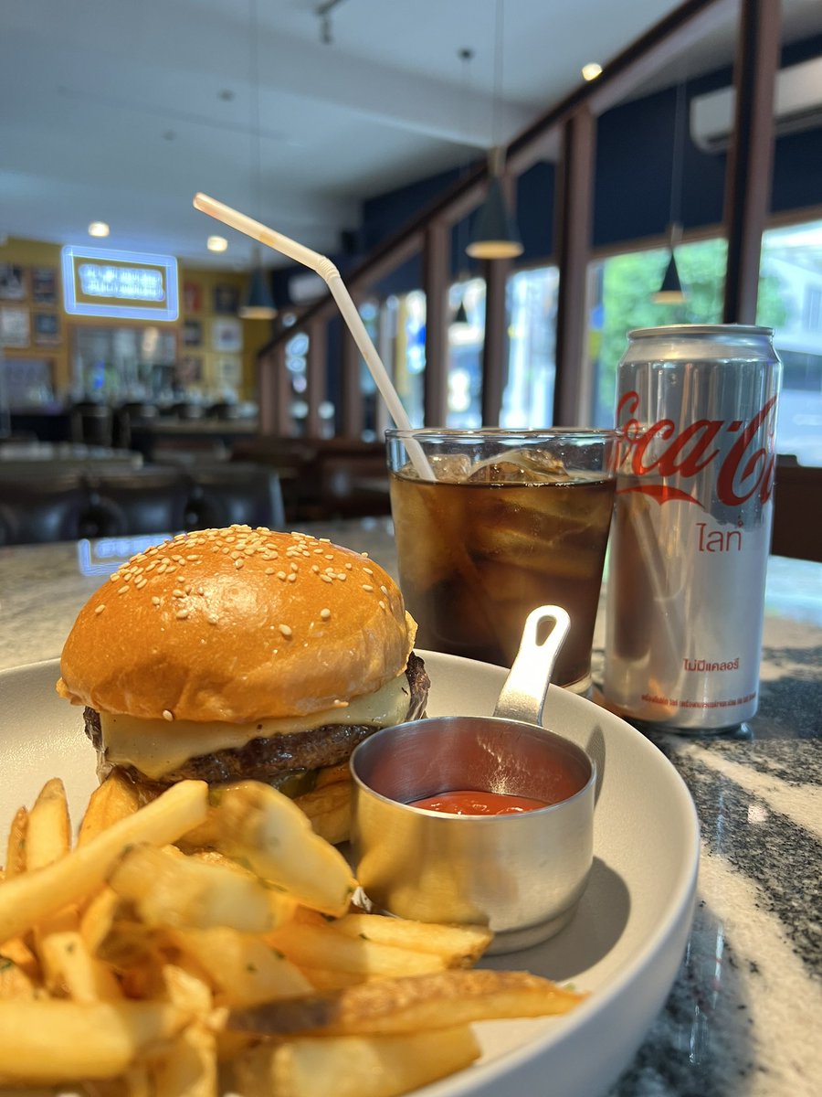 Ahiru__iroro's tweet photo. Lunch time 🍔🍔🍔

#Burger #cokelight https://t.co/rpqTeayPNo