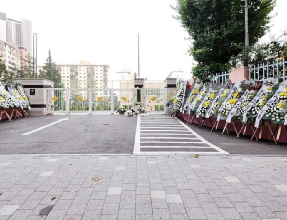 교문 안으로 단 한송이도 못들어갔다.. 
가해자의 힘이 느껴지는 저 담장안.

벌받아라 니들