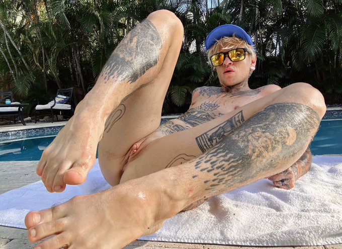 1 pic. hi, my name is austin & i like getting DP’d ? https://t.co/JoRU4JJkcR