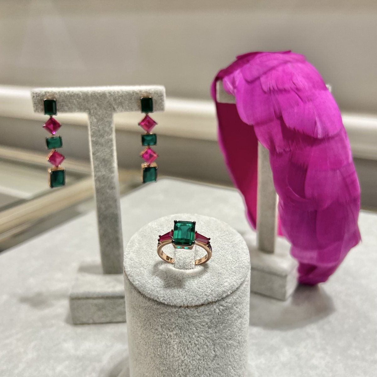 Los #complementos perfectos para tu próximo evento 😍😍😍 , te están esperando en #AIRUN 🔝💚💗😍
.
.
Se realizan envíos a toda España.
.
.
#airun #airuntocados #tocadosairun #clutch #bolso #bolsodefiesta #complementos #pendientes #diadema #invitada #invitadasboda