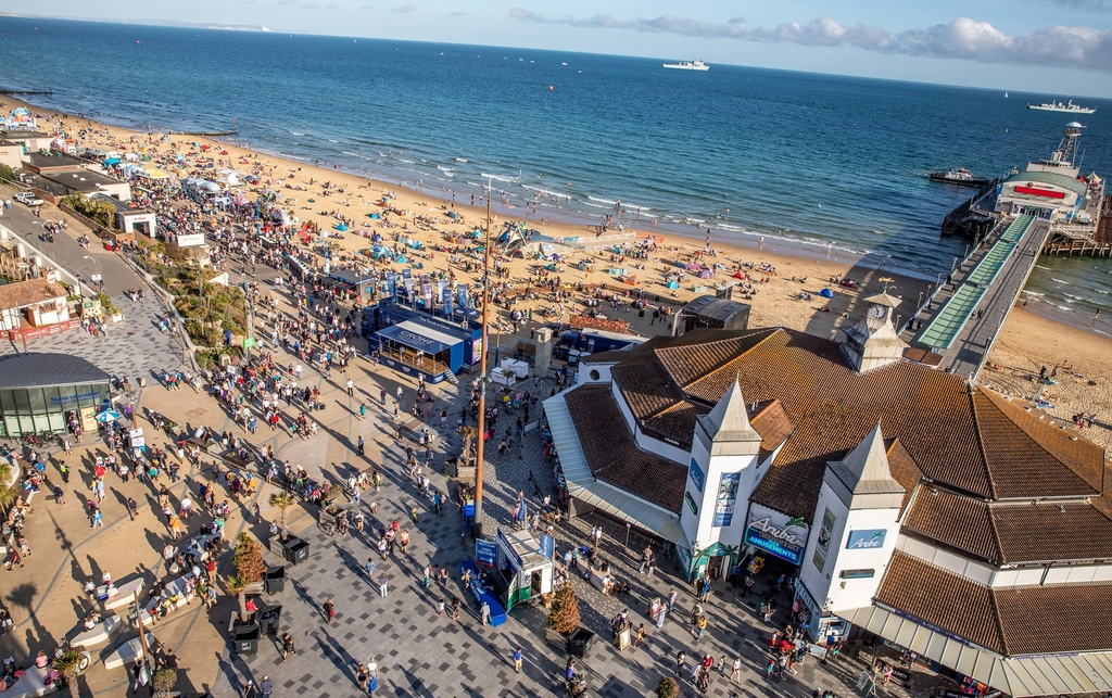 6 WEEKS TO GO 😍😍 Whether you’re coming by car, using the park &amp; ride or choosing to be our 1-in-3 and travelling by bus, coach, train, bike or boat, here’s all the info you need to get to the #BmthAirFest 2023⁠!
⁠
bournemouthair.co.uk/plan-your-visi…⁠

#LoveBournemouth #Bournemouth