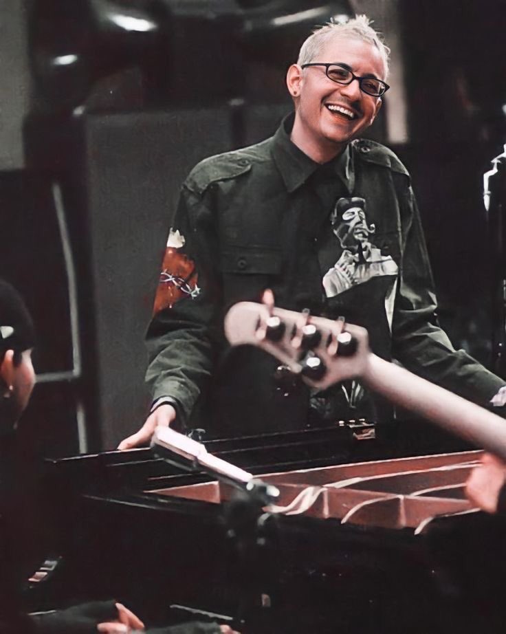 mizan_ti's tweet photo. Chester Bennington you were the reason I fall in love with music &amp; promise that I will never forget you from me. 

#makechesterproud #LinkinPark https://t.co/7jvKU8ZMJZ