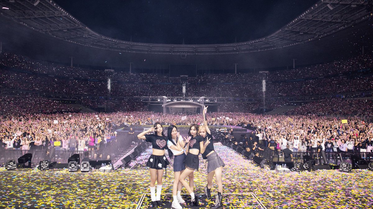 lovskpinks's tweet photo. BLACKPINK                        BLACKPINK 
PARIS 2019                         PARIS 2023

6,224 personas                +60K personas https://t.co/1WoPNygSQy