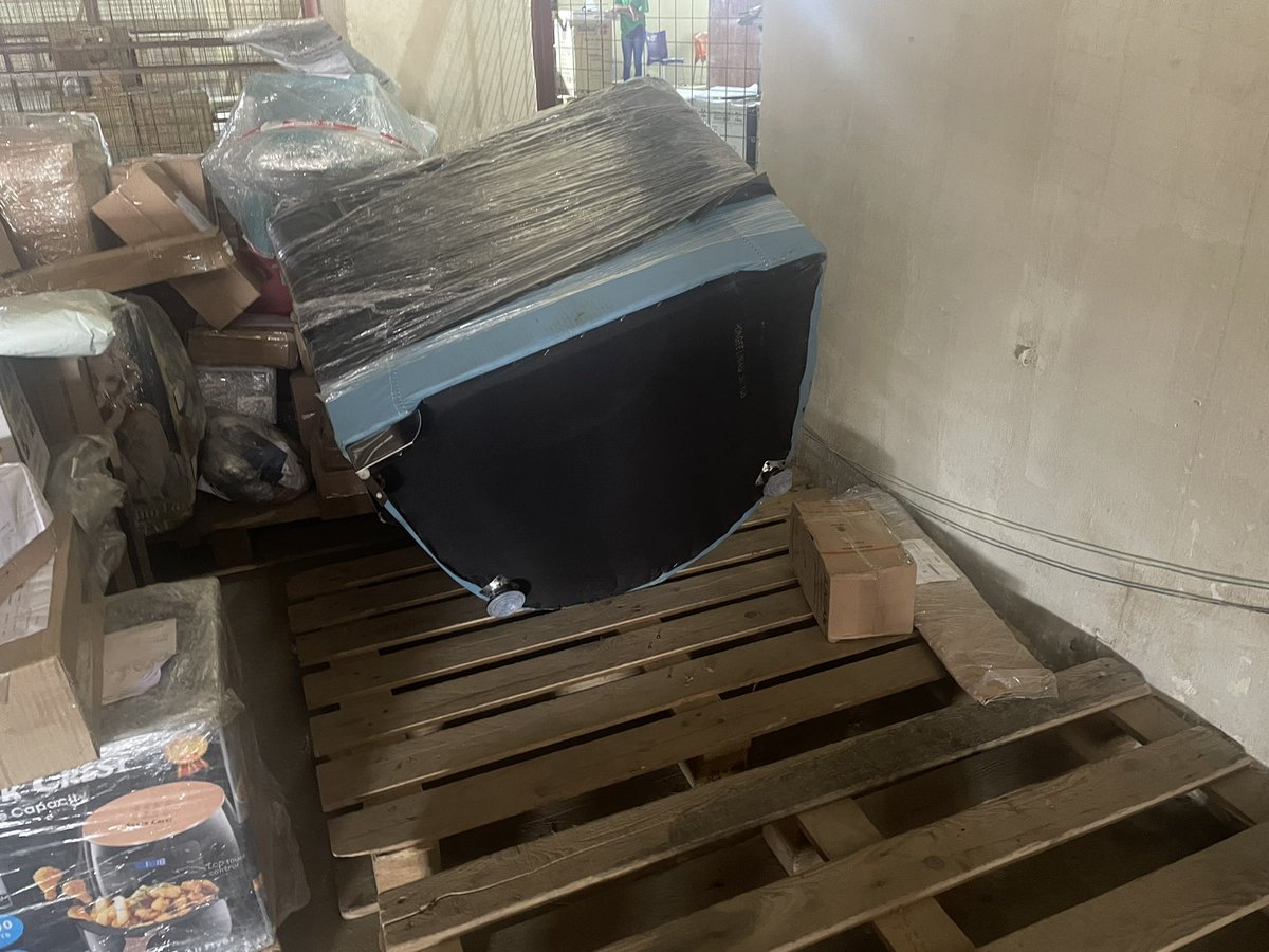 ajiress's tweet photo. @ShopKonga wants to deliver a sofa with 3 legs to me. Staff trying to force  delivery on me that the other leg will be mailed to me free .

Confidently sending defective items to customers even when you know ahead of time For a prepaid order ! https://t.co/byoB2pWqvQ