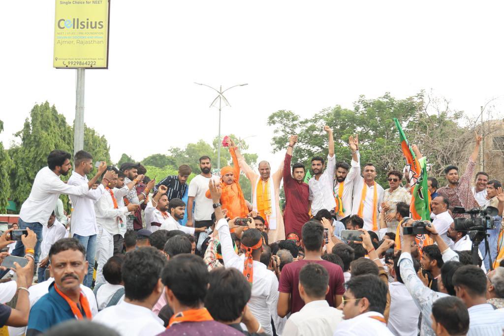 PankajBjym82's tweet photo. बुलावे नहीं भेजे जाते युद्ध-ए-स्वाभिमान में,
युवा खुद ब खुद चले आते हे युद्ध के मैदान में।

“युवा आक्रोश महाघेराव” अजमेर
@cpjoshiBJP @Tejasvi_Surya @AnkitChechi_bjp @BJP4Rajasthan https://t.co/6qAMf69dCe