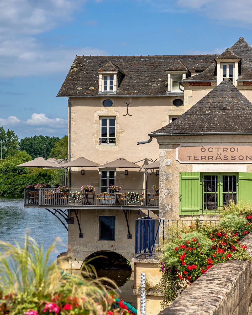 hdlfrance's tweet photo. 2 ans après mon premier reportage pour la mise en avant des merveilleuses échoppes du vieux Terrasson, je redécouvre cette ambiance artisanale avec en prime la découverte du restaurant le Moulin de l’Imaginaire. #dordogne #perigord #terrasson #echoppes #vezere #dordognetourisme https://t.co/Ffa9lSBQhe