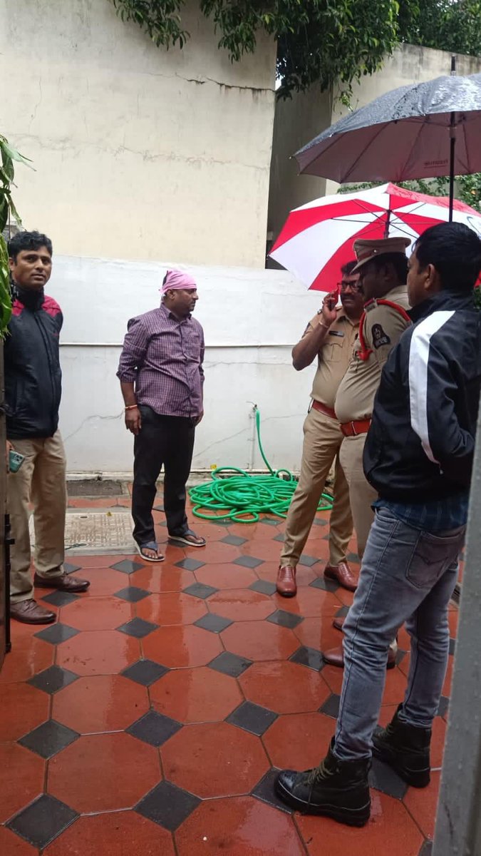 Arvindharmapuri's tweet photo. డబల్ బెడ్రూంల విషయంలో  రాష్ట్ర ప్రభుత్వం నిర్లక్ష్యానికి, నిధులు దారి మళ్లించడానికి  నిరసనగా  బిజెపి రాష్ట్ర నాయకత్వం ఇచ్చిన పిలుపు మేరకు ఈ రోజు బాట సింగారంలో డబల్ బెడ్రూం ల పరిశీలనకు  వెళ్లనీయకుండా పోలీసులు హౌస్ అరెస్ట్ చేయడం జరిగింది. 

కేసీఆర్ సర్కారు అక్రమంగా బిజెపి నాయకులను, కార్యకర్తలను అరెస్ట్ చేయడాన్ని ఖండిస్తున్నాను.

I am placed under house arrest by police in Hyderabad to prevent me from visiting Double Bedrooms houses site in Batasingaram.