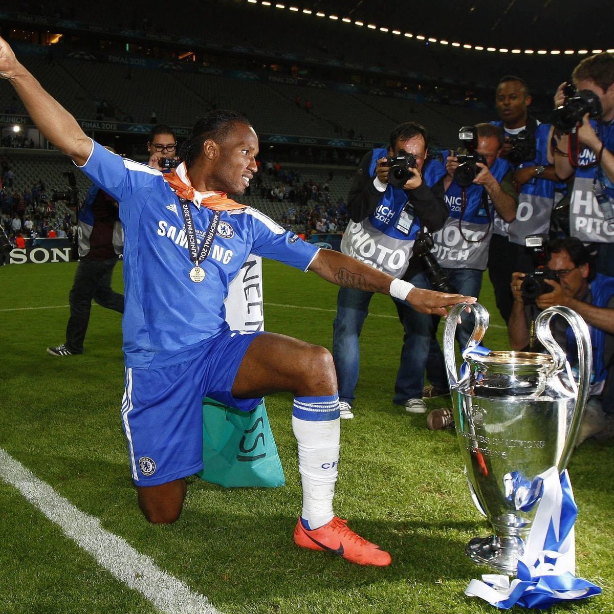 Footballtweet's tweet photo. On this day, 19 years ago, Chelsea signed Didier Drogba from Marseille for £24M. 💙

To celebrate, we made a thread of his best goals for the club. Sit back and enjoy. 🍿⚽🧵 https://t.co/HHj5SRnG9P