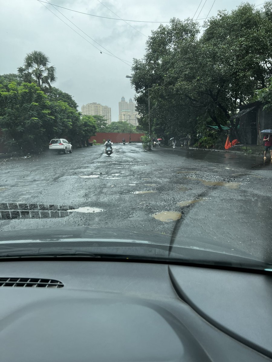 archit_dr's tweet photo. Look at the horrible condition of the road at waghbil thane, @TMCaTweetAway @CMOMaharashtra this road was repaired just a week before arrival of monsoon. The shoddy repair work has ironically created new potholes and loose gravel posing a great danger especially for 2 wheelers!! https://t.co/YE2IybWv6P