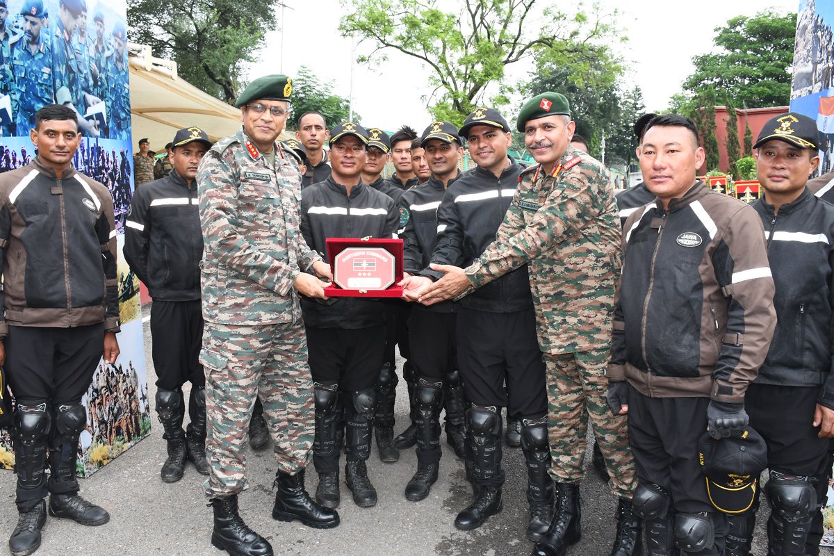 NorthernComd_IA's tweet photo. #K2K Expedition team of #DhruvaCommand paid homage to bravehearts at Dhruva War Memorial, #Udhampur for the supreme sacrifice made by gallant soldiers of #IndianArmy.
#LtGenAnindyaSengupta, #COS_NC flagged off the team from #Udhampur for their final destination #KargilWarMemorial to commemorate #KargilVijayDiwas2023
#OperationVijay
@adgpi
@firefurycorps
@lg_ladakh
@Jawamotorcycle
@IndianOilcl