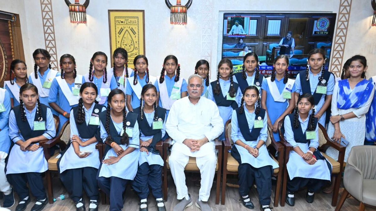 विगत कल, विधानसभा के शैक्षणिक परिभ्रमण में आए दुर्ग जिले के देवादा के #स्वामी_आत्मानंद_उत्कृष्ट_हिन्दी_माध्यम विद्यालय के विद्यार्थियों ने की मुख्यमंत्री श्री <a href="/bhupeshbaghel/">Bhupesh Baghel</a> से मुलाकात।

- विद्यार्थियों ने श्री बघेल से विधानसभा देखने के अनुभव साझा किए।

- इस मौके पर श्री बघेल ने