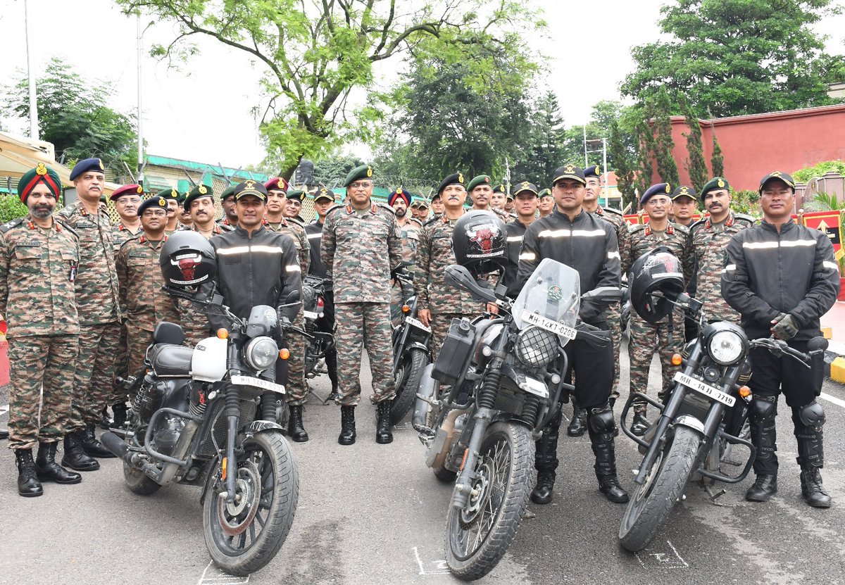 NorthernComd_IA's tweet photo. #K2K Expedition team of #DhruvaCommand paid homage to bravehearts at Dhruva War Memorial, #Udhampur for the supreme sacrifice made by gallant soldiers of #IndianArmy.
#LtGenAnindyaSengupta, #COS_NC flagged off the team from #Udhampur for their final destination #KargilWarMemorial to commemorate #KargilVijayDiwas2023
#OperationVijay
@adgpi
@firefurycorps
@lg_ladakh
@Jawamotorcycle
@IndianOilcl