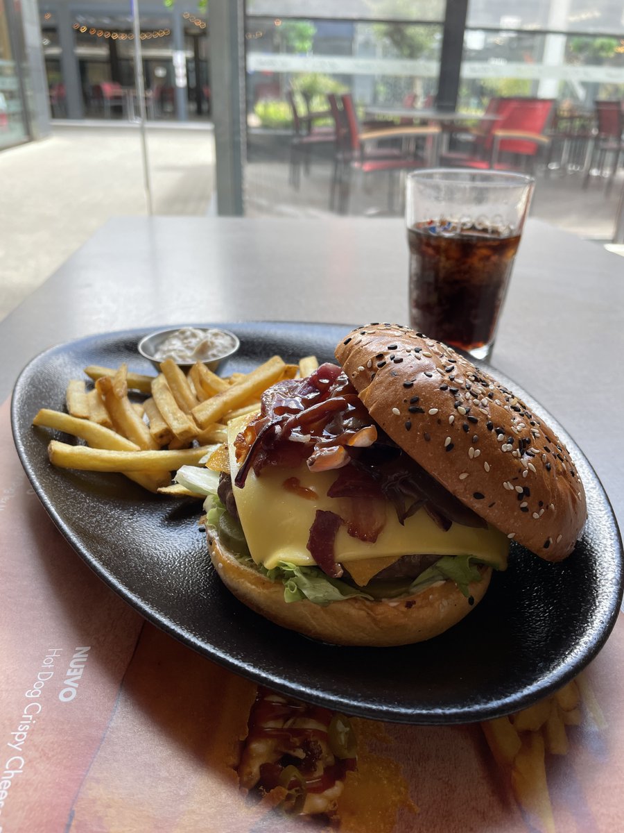 Cuenta la leyenda que durante el #DíaMundialdelAmigo, si etiquetas a tu colega te debe una burger tan alucinante como esta de <a href="/vips/">VIPS</a> para celebrarlo. ¿Lo comprobamos? 😉🍔  

Ven a #ParqueAlegra y móntate un planazo de 10 con amigos en nuestra zona de restauración 🙌