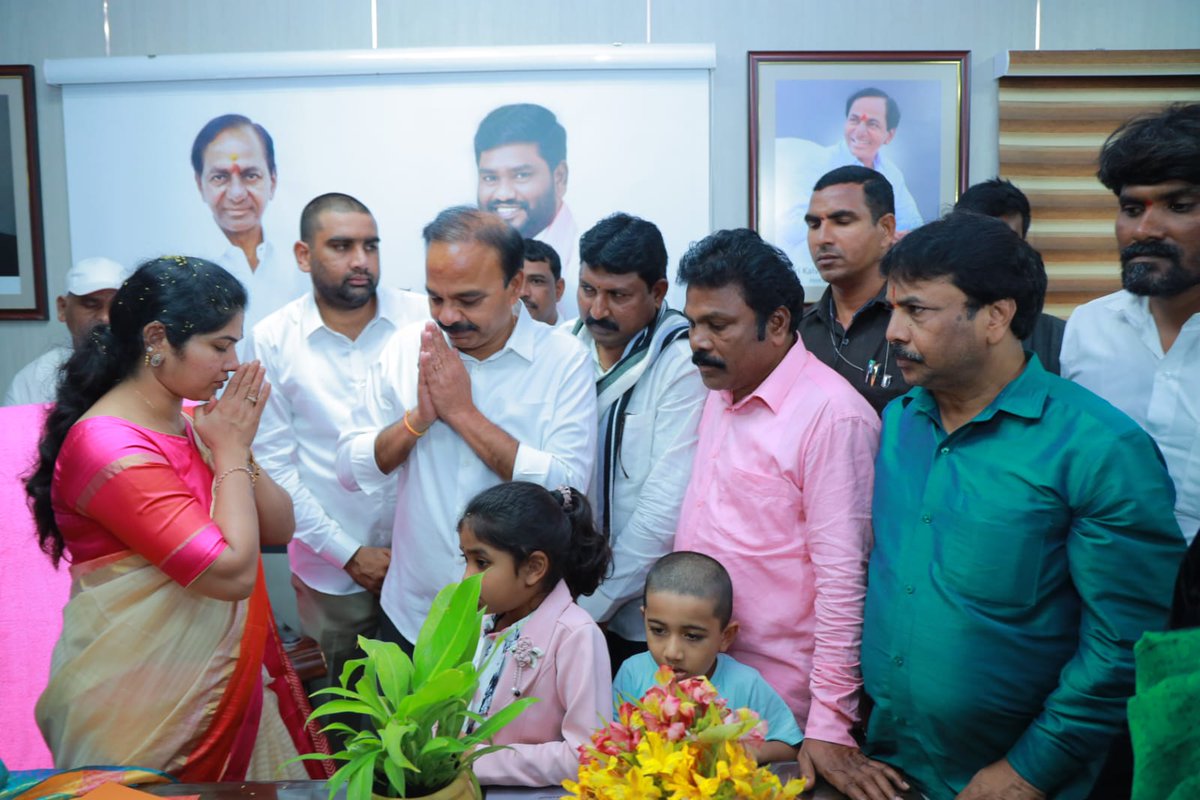 నాంపల్లి లోని రాష్ట్ర వేర్ హౌసింగ్ కార్పొరేషన్ కార్యాలయంలో చైర్మన్ గా బాధ్యతలు స్వీకరించిన వేద రజని గారికి శుభాకాంక్షలు  తెలపడం జరిగింది.