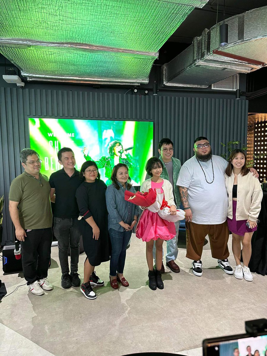 coachabbytwt's tweet photo. Shane Bernabe joins the UMUSIC family.
Here are some snaps from the event.
Who’s excited to see her find her VOICE and grow even more? 🖐️ 

@UMUSICPH #UMusicPH
#ShaneBernabe https://t.co/Dd6WxHsZN0