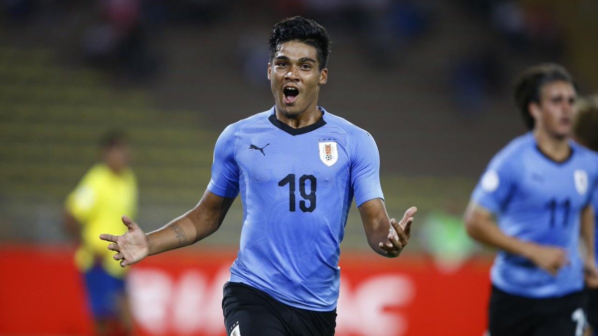 BootsToFill's tweet photo. Matías Arezo I @Uruguay 🇺🇾
Club: Penarol
D.O.B: 21/11/02
Position: Stricker
Height: 1.77m
Foot: Right
Transfer Value: €7m
Stats:
3 caps for Uruguay with 1 goal
51 goals and 16 assists in 132 career matches
12 goals in 32 matches for Uruguay youth teams
#Football #Uruguay #Fútbol https://t.co/8MqKSLvlb9
