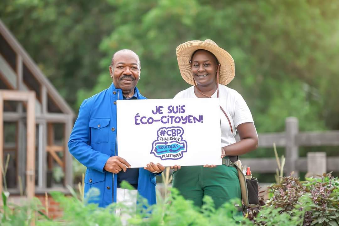 PresidenceGabon's tweet photo. Participation du @PresidentABO au #ChallengeBouteillesPlastiques du Haut-Commissariat à l'Environnement et au Cadre de Vie.

#CBP #cbp2023 #TousEcoCitoyens https://t.co/HlAG2vcXaj