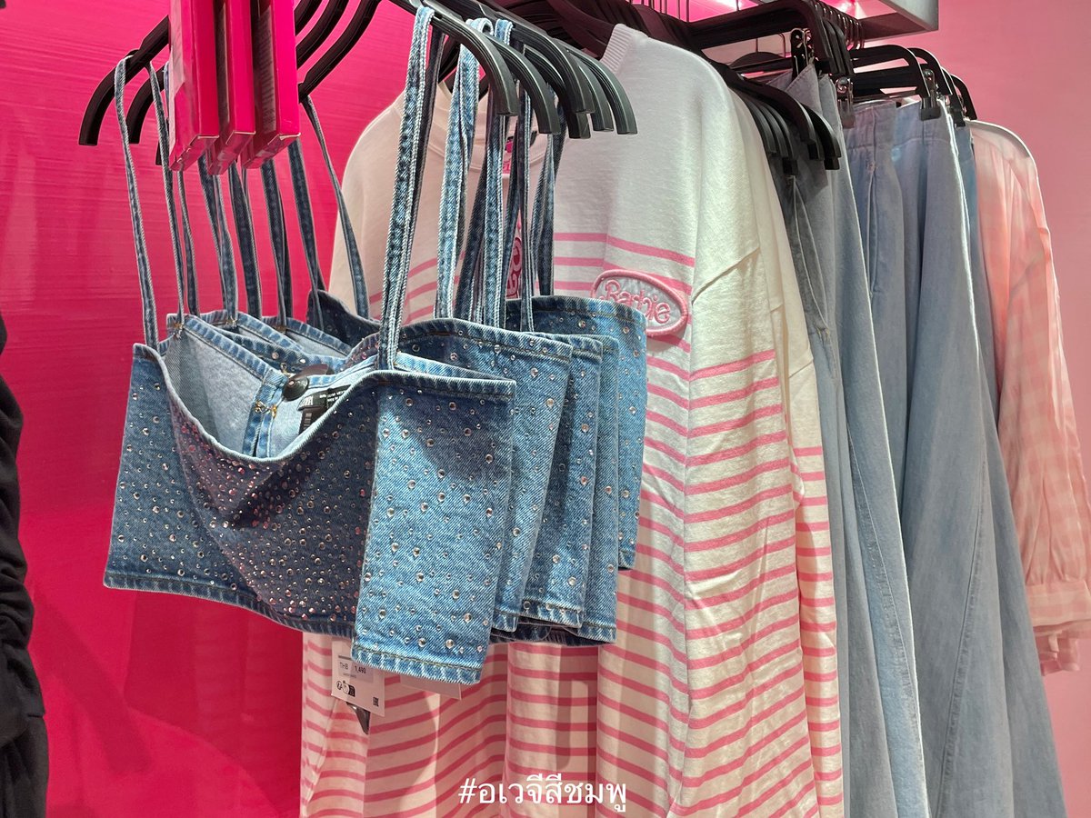 นานๆทีจะเห็น ZARA เนรมิตร้านให้กลายเป็นสีชมพูรับ Barbie Collection 💖ปังไม่ไหวสำหรับกระแส Barbie The Movie ทั้งในและนอกประเทศ ที่นาทีนี้ทั้งโลกดั๊ยกลายเป็นสีชมพูไปหมดแล้ว เรียกว่าถูกใจชาวสีชมพูอย่างอวจแบบสุดๆ แล้วแต่ละไอเทมทั้งเสื้อผ้า แว่นตา