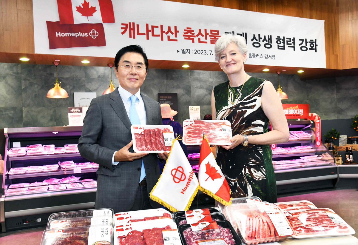 CanEmbKorea's tweet image. Have you tried the 🇨🇦 'barley-fed-pork' at #Homeplus yet? Ambassador @TamaraMawhinney and #Homeplus CEO Jay Hoon Lee had a productive meeting on ways to promote quality #CanadianMeat products. Looking forward to further collaboration to expand Canadian agri-food in the 🇰🇷 market!