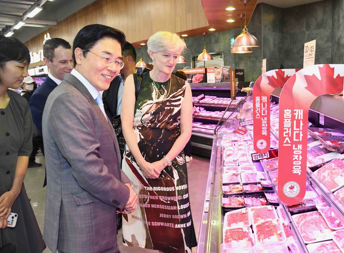 CanEmbKorea's tweet image. Have you tried the 🇨🇦 'barley-fed-pork' at #Homeplus yet? Ambassador @TamaraMawhinney and #Homeplus CEO Jay Hoon Lee had a productive meeting on ways to promote quality #CanadianMeat products. Looking forward to further collaboration to expand Canadian agri-food in the 🇰🇷 market!
