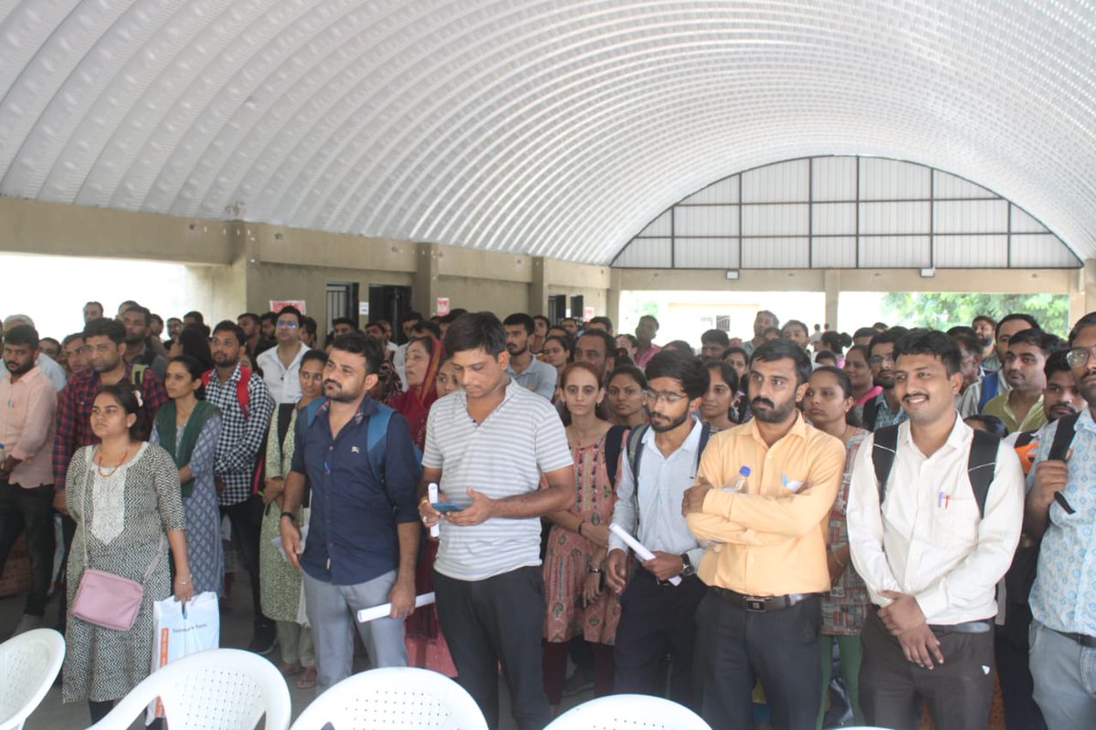 ગુજરાત રાજ્યની સરકારી પ્રાથમિક શાળાઓમાં 2600 વિદ્યાસહાયકોની ભરતી કરવા આપવામાં આવેલી જાહેરાતના અનુસંધાને આજથી ઉમેદવાર જિલ્લા પસંદગી કાર્યક્રમ શરૂ કરવામાં આવ્યો છે, જેમાં ગાંધીનગર ખાતે માન. શિક્ષણ મંત્રી શ્રી <a href="/kuberdindor/">Dr. Kuber Dindor</a>જી સાથે પ્રથમ જિલ્લા પસંદગીનો હુકમ એનાયત કરી શુભેચ્છા પાઠવી.