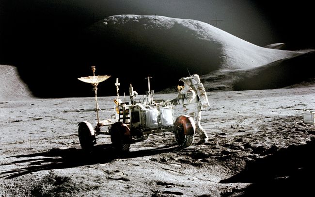 DerekRKing2's tweet image. #OTD #WayCool #MoonSafari 1971 Apollo 15 astronauts David Scott &amp;amp; James Irwin take 6½ hour electric car ride on Moon! Car's front-wheel drive busted but Scott managed with rear-wheel-drive system. Their mission emphasis on geological work, pickin' rocks 😁 space.com/17483-apollo-1…