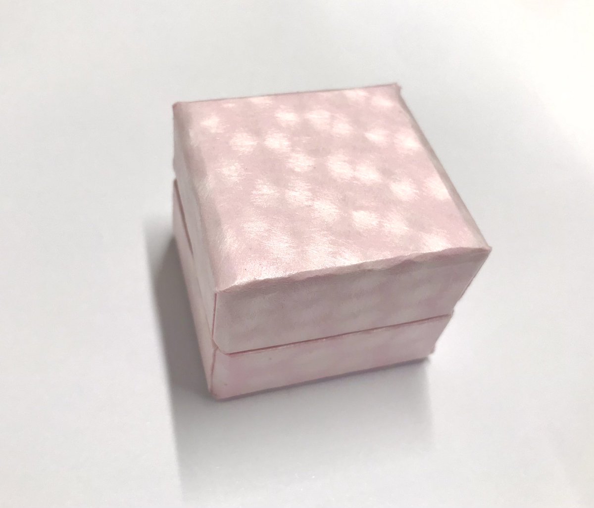 FaMonomono's tweet photo. 最近貼箱を作る機会がありましたので小さいサイズの貼箱を作成してみましたー☺️
手のひらに乗るくらい小さなサイズです👀🌱
ピアスや指輪などの運びに良さそうですね🎁✨✨

#パッケージ
#紙製
#貼箱
#小さい箱 https://t.co/VHRyNWzi71