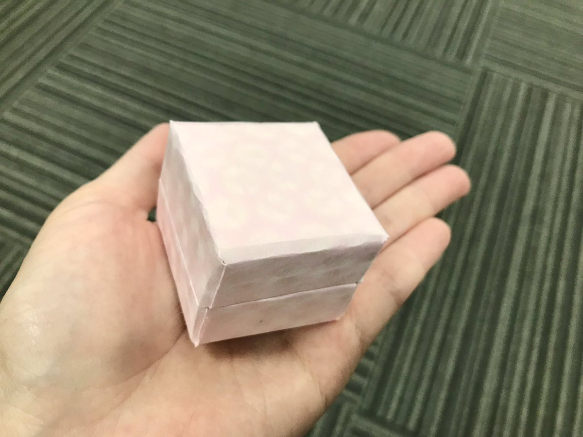 FaMonomono's tweet photo. 最近貼箱を作る機会がありましたので小さいサイズの貼箱を作成してみましたー☺️
手のひらに乗るくらい小さなサイズです👀🌱
ピアスや指輪などの運びに良さそうですね🎁✨✨

#パッケージ
#紙製
#貼箱
#小さい箱 https://t.co/VHRyNWzi71