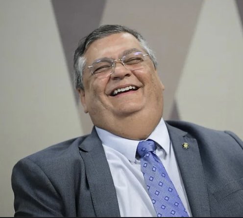 🌿
Mônica Bergamo: 

“Mais de 200 juízes assinaram manifesto a favor do Sérgio Moro. O que isto significa?”

Flávio Dino:  

“Significa dizer que mais de 15 mil juízes não assinaram.”