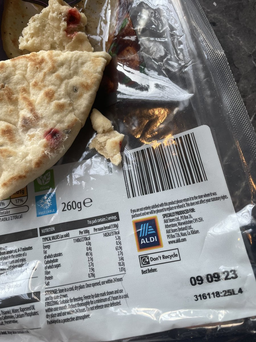 amberrita_'s tweet image. Opening my naan bread and there is red spots on them!!!! I will not be eating them @AldiUK what is it ????? #aldi   #putoff