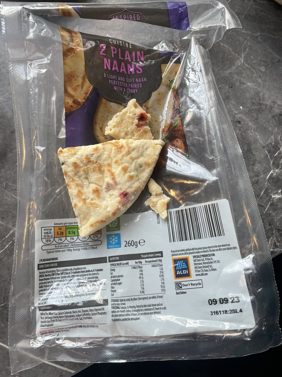 amberrita_'s tweet image. Opening my naan bread and there is red spots on them!!!! I will not be eating them @AldiUK what is it ????? #aldi   #putoff