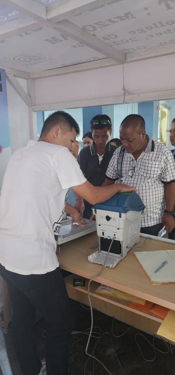 DEO_Kolasib's tweet photo. Hands-on Demonstration of EVM at DEO Office, Kolasib district.

A duh apiang tan DC Office-ah EVM hman dan a zir theih e.

#ECI
#NoVoterTobeleftBehind
#iVote4Sure
#GoVote https://t.co/IR8tmbIVGy