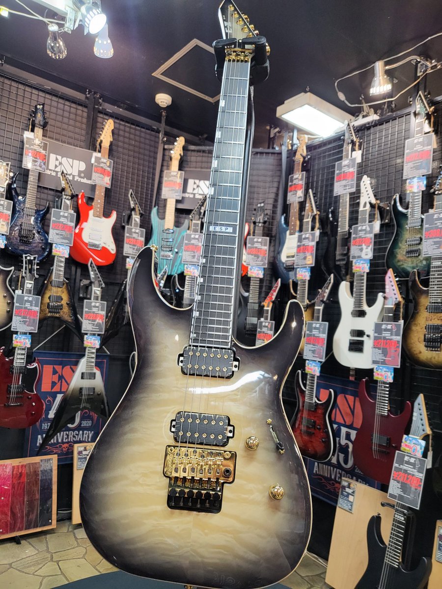 bbsapporock's tweet photo. こんにちは、スタッフ荒井です🦝
「E-II」 2023年新モデル
【E-II M-II QM Black Natural Burst】
入荷しました‼️
ゴールドメッキのハードウェアとBare Knuckle Aftermath Battlewormピックアップが美麗なキルテッドメイプルのを引き立てる一本🎸✨
#BIGBOSS #札幌 #ESP #E2 #エレキギター https://t.co/BTFqM4wPms