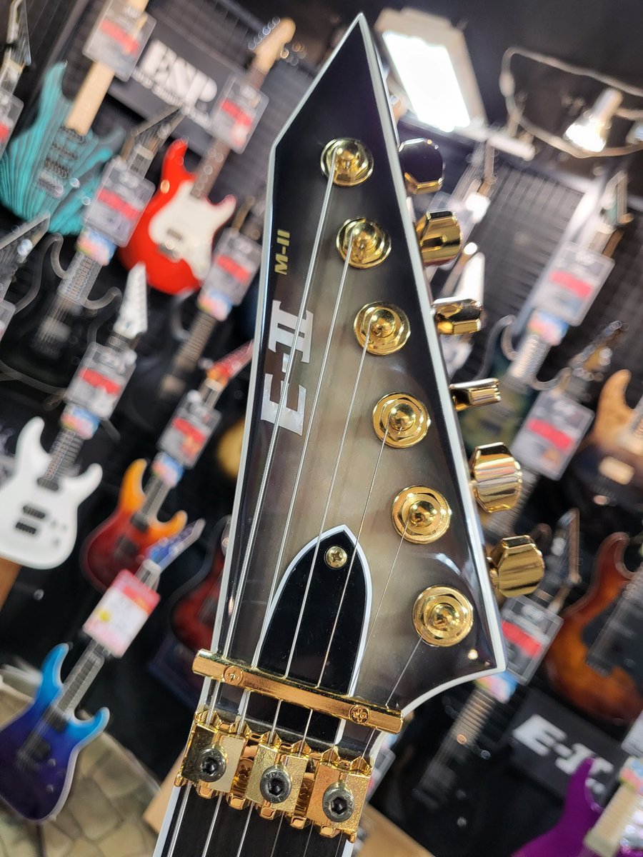 bbsapporock's tweet photo. こんにちは、スタッフ荒井です🦝
「E-II」 2023年新モデル
【E-II M-II QM Black Natural Burst】
入荷しました‼️
ゴールドメッキのハードウェアとBare Knuckle Aftermath Battlewormピックアップが美麗なキルテッドメイプルのを引き立てる一本🎸✨
#BIGBOSS #札幌 #ESP #E2 #エレキギター https://t.co/BTFqM4wPms