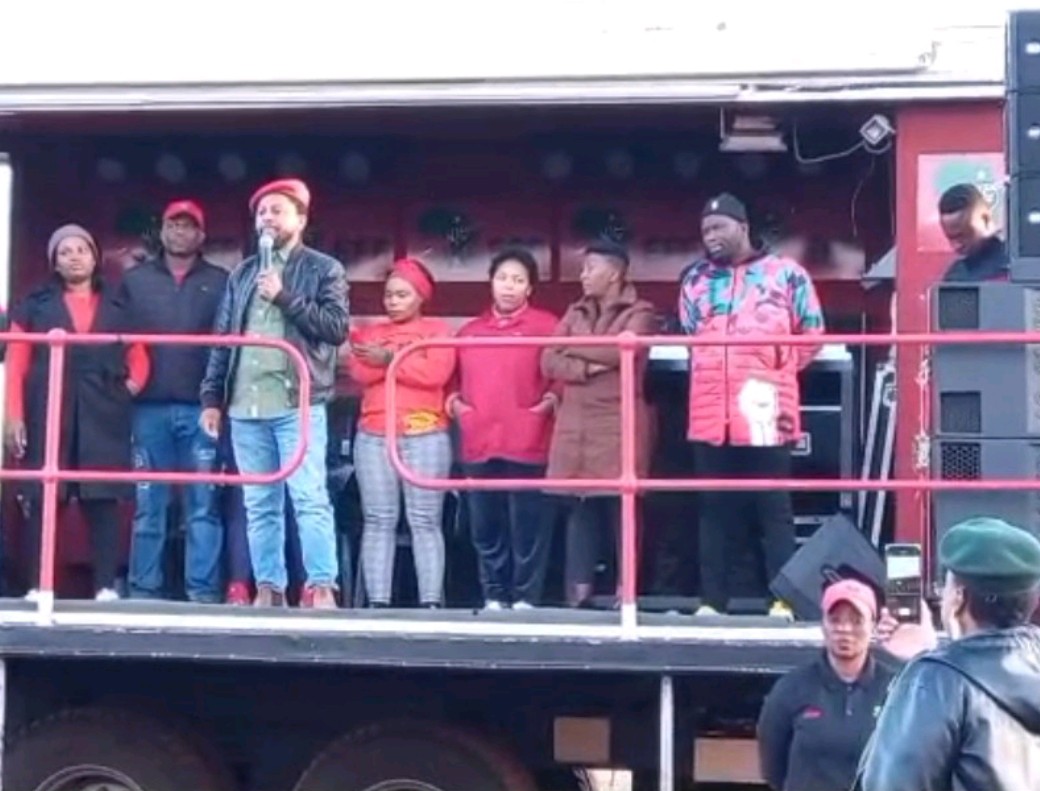 Honourablechauk's tweet photo. True reflection of EFF JHB Chiawelo Ward 11 Community Meeting. The rest to dust bin.
We don't have time to play here, the gloves are off now, next year is 2024.
#EFFTurns10
#FillUpFNBStadium https://t.co/LWgAUivn9b