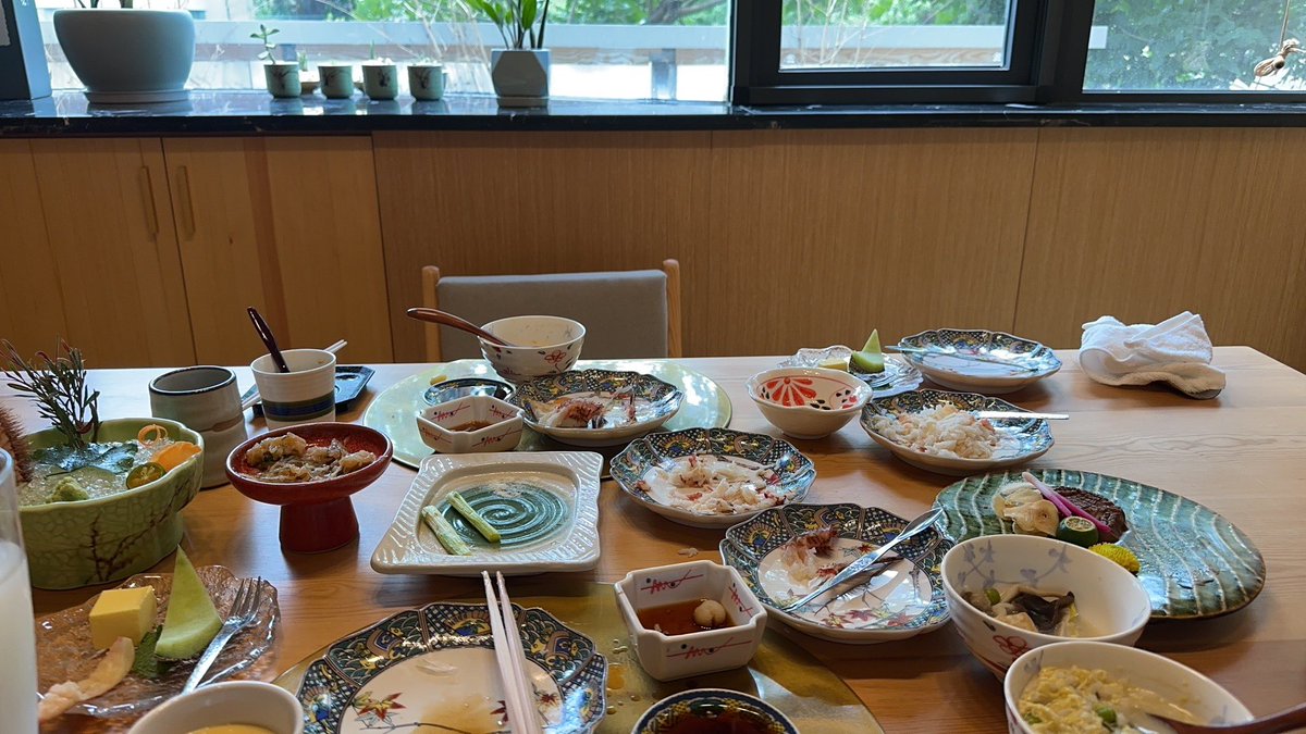 性价比极低… 这个红毛蟹没有上海吃的大闸蟹好吃 还贵 直接比沪国吃的贵一千多 晕了 下次再也不乱挑餐厅了 哪怕别人出钱我也好心疼哦 😭👊🏻下次宰人也要擦亮眼睛别把自己搭进去了 吃得我有点恶心哈哈哈哈哈 https://t.co/TYORWytuPU