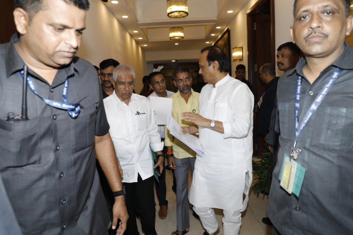 INilesh_Lanke's tweet photo. महाराष्ट्र राज्याचे उपमुख्यमंत्री तथा अर्थ व नियोजन मंत्री आदरणीय अजितदादा पवार साहेब यांची आज प्रत्यक्ष भेट घेऊन कांदा उत्पादक शेतकऱ्यांना शासनाने जाहीर केलेले अनुदान मिळणे बाबत विनंती करून लेखी निवेदन दिले.
महाराष्ट्र राज्यातील कांदा उत्पादक शेतकरी बांधवांसाठी साडेतीनशे रुपये प्रति क्विंटल, प्रति लाभार्थी कमाल दोनशे क्विंटल अनुदान देण्याचे जाहीर केले होते.परंतु शासनाने जाहीर केलेले अनुदान अद्याप पर्यंत कांदा उत्पादक शेतकरी बांधव यांना मिळाले नाही.माझ्या पारनेर तालुक्यातील सुमारे ५,३७३/- लाभार्थी शेतकरी बांधव यांचे सुमारे ११ कोटी ५७ लक्ष ४६० रुपये अनुदान अद्याप पर्यंत मिळालेले नाही. तसेच अहमदनगर जिल्ह्यात एकूण ४७ हजार ७६२ लाभार्थी शेतकरी असून त्या शेतकरी बांधव यांचे सुद्धा सुमारे १०३ कोटी रुपये अनुदान आज तागायत मिळालेले नाही.अहमदनगर जिल्ह्यात पुरेसा पाऊस न झाल्याने शेतकरी बांधवावर दुबार पेरणीचे संकट ओढवलेले असल्याने विशेष करून आमचा दक्षिण भागातील शेतकरी आर्थिक संकटात सापडलेला आहे. तरी विशेष करून दक्षिण भागातील शेतकरी बांधव यांना हे अनुदान लवकरात लवकर प्राप्त झाल्यास काही प्रमाणात शेतकरी बांधव यांना दिलासा मिळेल अशी विनंती आदरणीय दादांना करण्यात आली.
यावेळी आदरणीय अजितदादा पवार साहेब यांनी सांगितले की,पावसाळी अधिवेशनात विनियोजन विधेयक मंजूर झाले की शेतकरी बांधव यांना अनुदान देण्यात येईल.