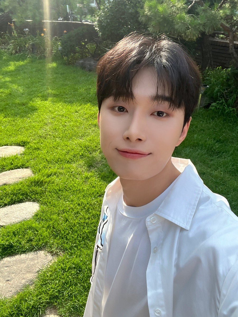 OmegaX_official's tweet photo. [📸]

‘그 시절 우리가 좋아했던 소년‘을
떠오르게 만드는 맏막즈 💚

훈훈함으로 가득한 gleam 매거진 ✨

#OMEGA_X #오메가엑스
#재한 #JAEHAN 
#예찬 #YECHAN 
#gleam https://t.co/pCZGzJrk8a